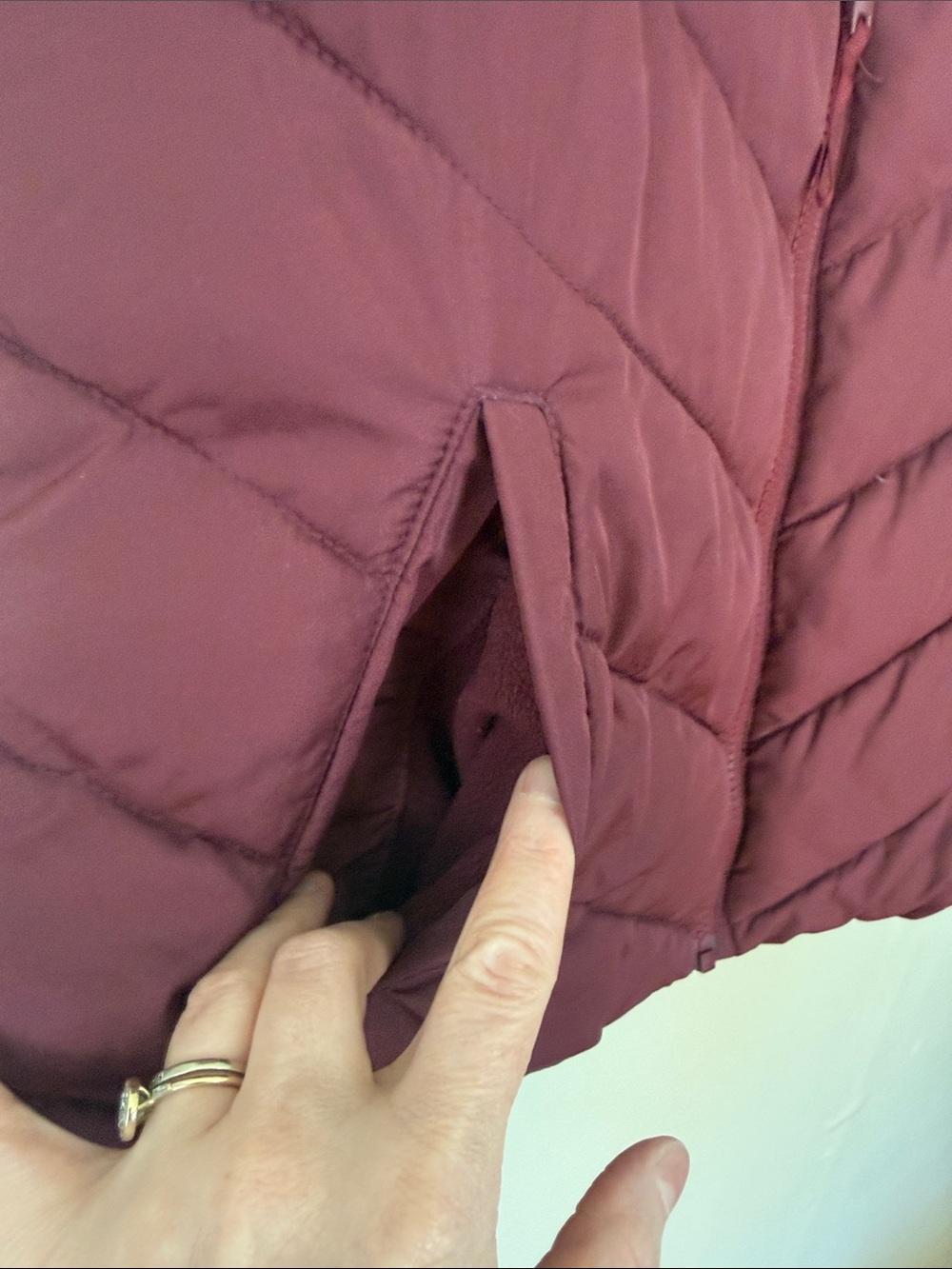 GAP Quilted Vest in Maroon medium - Picture 5 of 6